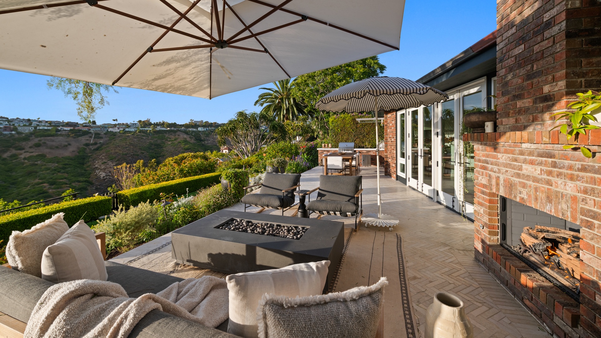 Deck Lounge & Canyon View