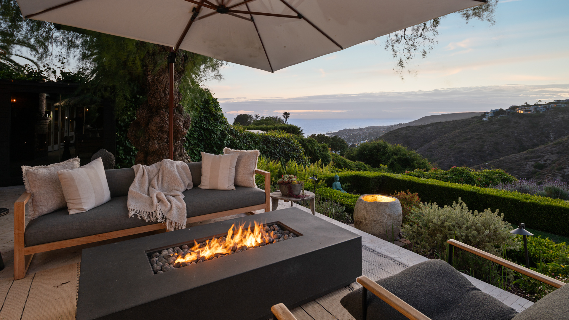 Fire-Table Lounge · Twilight